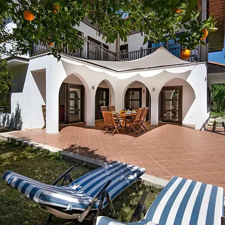 Woodlands, Villa